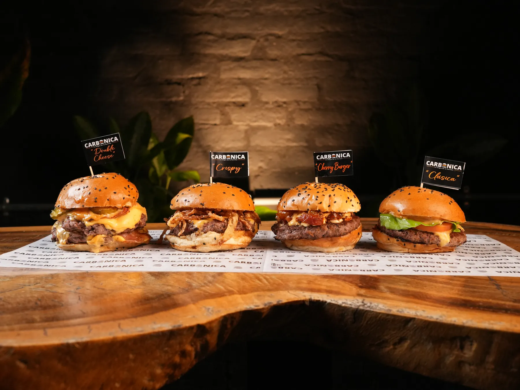 Double Cheese, Crispy, Cherry Burger y Clásica de Carbónica servidas en fila